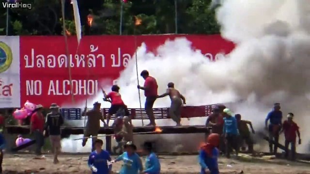 Ils envoient une roue géante de feux d'artifice dans les airs... Fous ces indonésiens