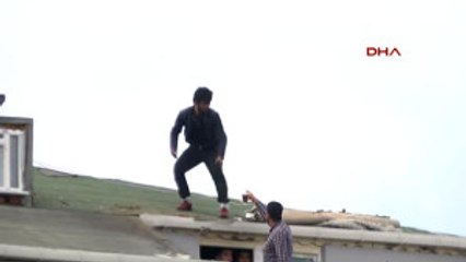 Taş, Sopa, Kremit Yağdırdı... Polis Çatıdaki Kişiyi 6 Saat Sonra Böyle Yakaladı