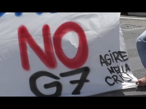 Napoli - No G7 , i centri sociali a Taormina benedetti da de Magistris (26.05.17)
