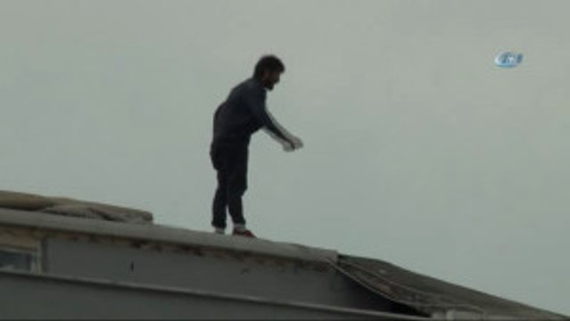 Esenyurt'ta Çatıya Çıkarak Etrafa Kiremit Atan Şahıs, Polise Zor Anlar Yaşattı