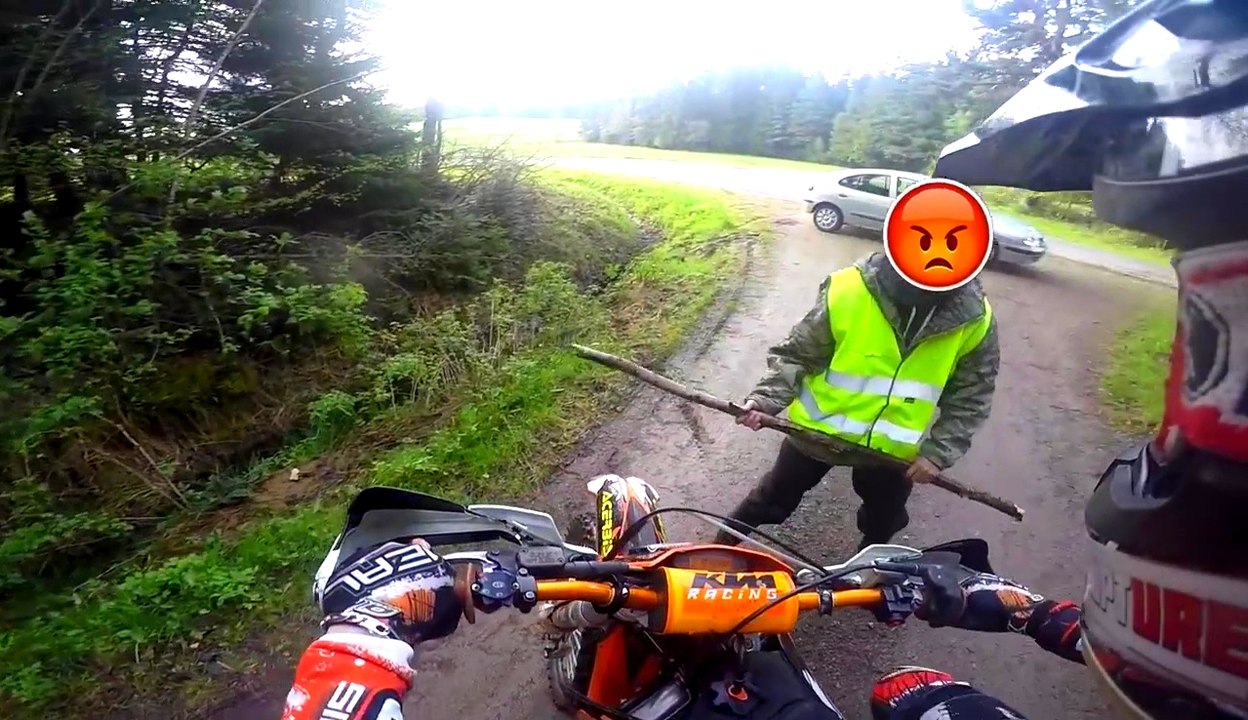 Un motard se fait attaquer par un fou