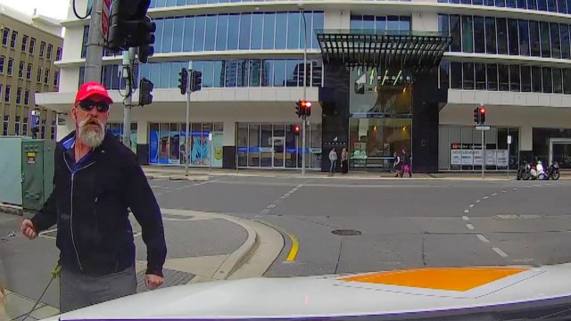 Un passant va regretter de faire la morale à un automobiliste