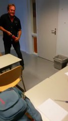 Un prof réveille un élève avec un extincteur