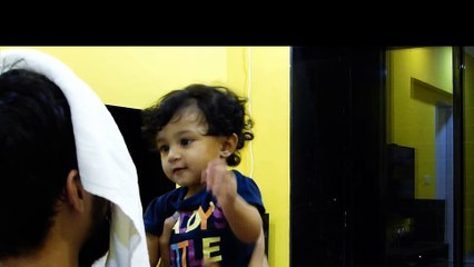 Une petite fille hallucine totalement en découvrant le visage rasé de son papa