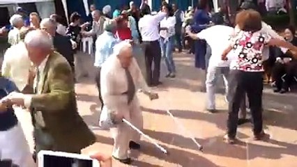 bijli bhari hai mere ang ang mein old man funny dance