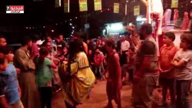 بالفيديو..عامل جزارة بالشرقية يرتدى ملابس راقصة ونقاب للفت انتباه المارة