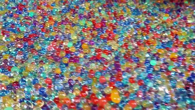 ORBEEZ CHALLENGE GÉANT ! Chasse aux Surprises dans 1 MILLION D’ORBEEZ -)