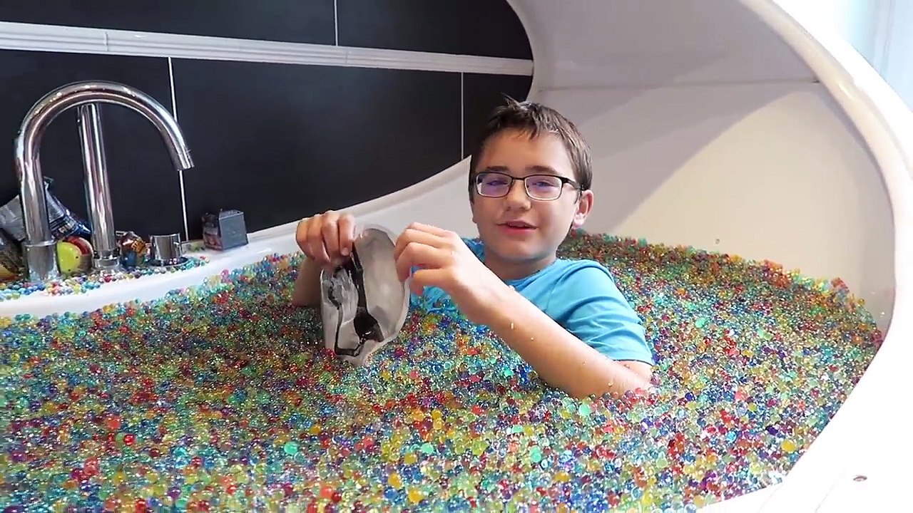 SURPRISES & FUN dans 1 000 000 D’ORBEEZ ! - ORBEEZ BATH PARTY SPA