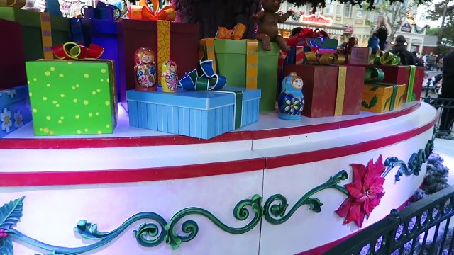VLOG - C’EST NOËL à DISNEYLAND PARIS ! - Parade et Décorations magiques ✨