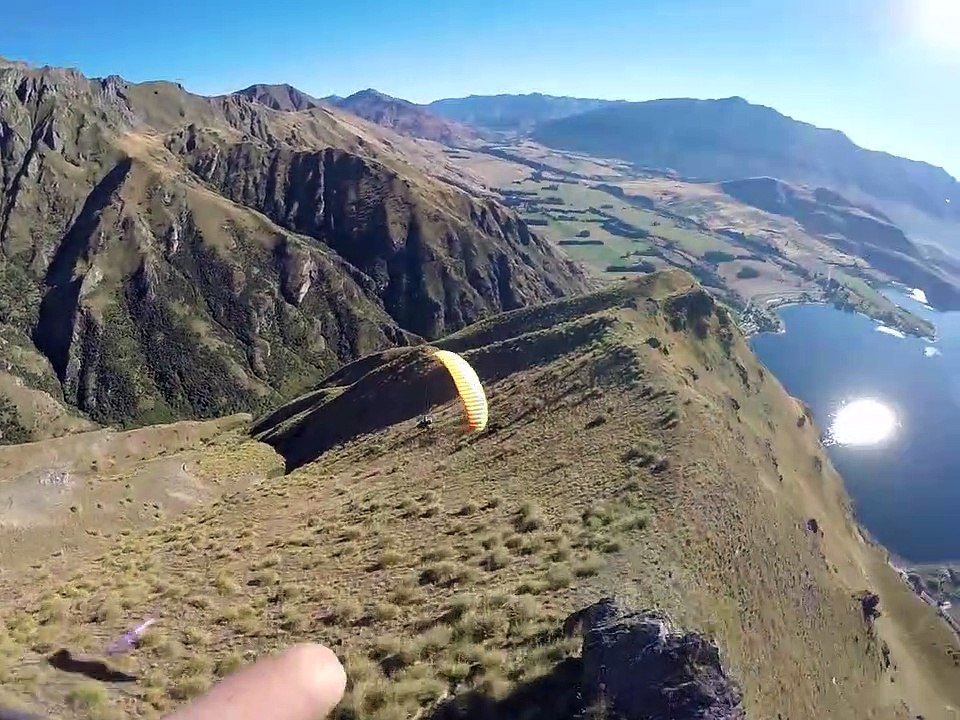 Ces parapentistes font des loopings à quelques centimètres des montagnes