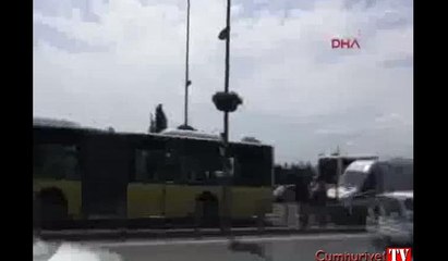 Metrobüs bariyere çarptı: 5 yaralı