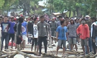 Polisi Bubarkan Aksi Blokade Jalan di Bima NTB.