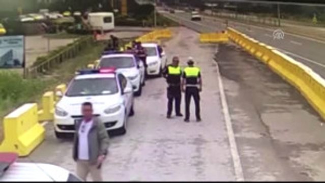 Hafif Ticari Araç Beton Bariyerlere Çarptı: 2 Yaralı