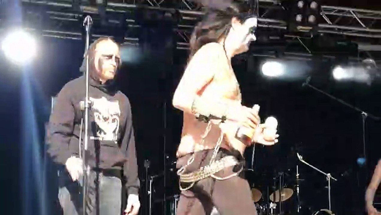 Ce groupe de Heavy metal est complètement bourré... Concert hilarant