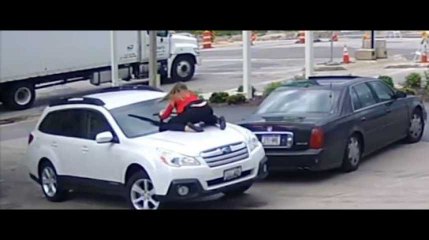 Une femme saute sur sa voiture pour stopper des voleurs (vidéo)