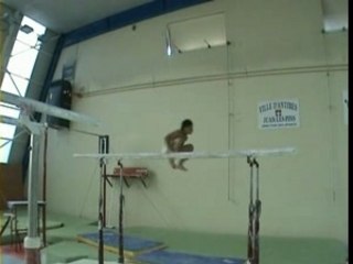 Tom en triple arrière au barres parrallèle