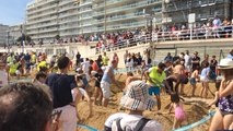 Du monde sur la plage pour la manifestation