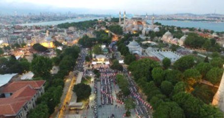 İstanbul'da 30 Bin Kişi İlk İftar İçin Sultanahmet'e Akın Etti