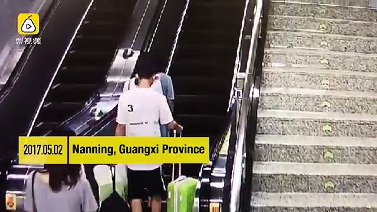 Il lui touche les fesses à la station de métro. ce qu'elle fait est un véritable exemple!