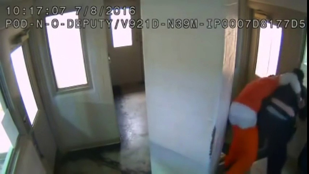 RAW  Inmates save Police Officer after a prisoner attacks him, Mahoning County Jail in Ohio