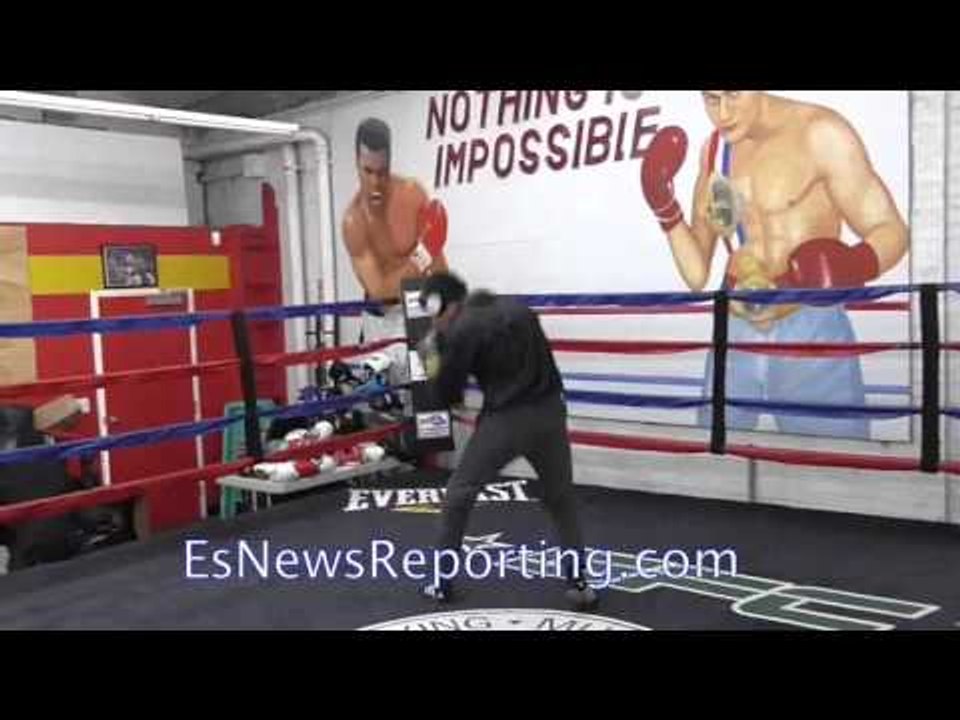 Jonathan Tavira Sings & Shadow Boxing - EsNews Boxing
