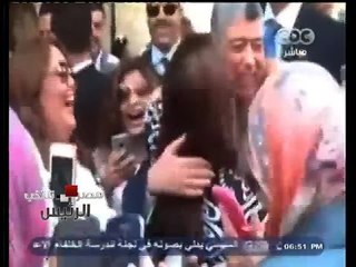 #مصر_تنتخب | سيدة تفاجيء وزير الداخلية بـ"حضن" أثناء تفقده للجان الإنتخابية
