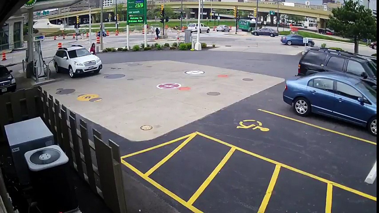 Insolite - Aux Etats-Unis, une femme se jette sur le capot de sa voiture pour empêcher qu'on la lui vole!