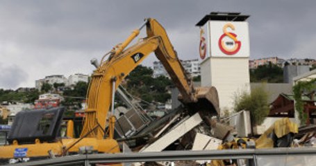 Galatasaray Adası İmara Aykırı Yapılaşma Nedeniyle Yıkılıyor