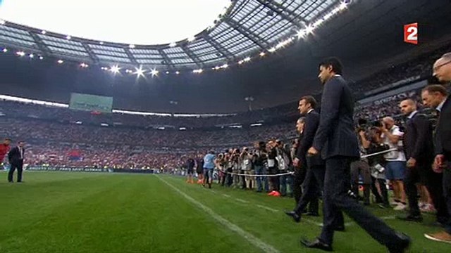 Emmanuel Macron vient saluer sur le terrain les joueurs avant le match Angers - PSG