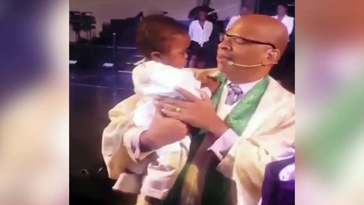 La réaction de ce bébé lors de son bapteme est mythique... Adorable