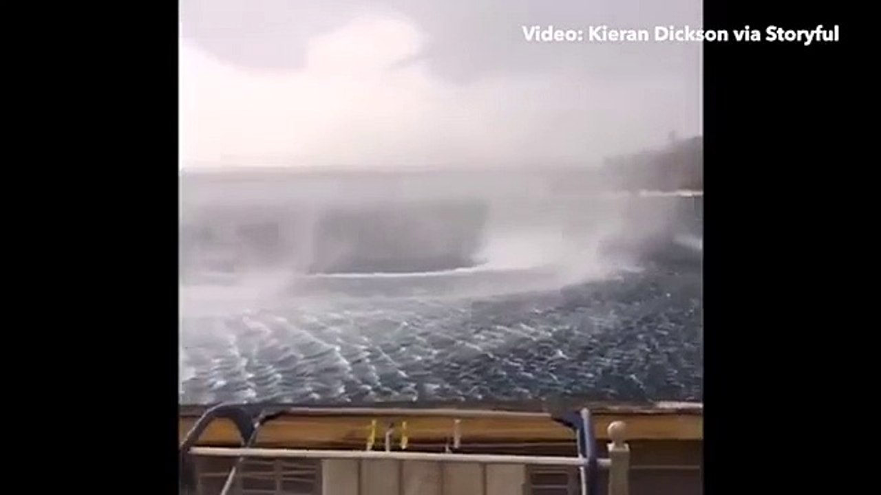 Cette immense tourbillon filmé en bord de mer