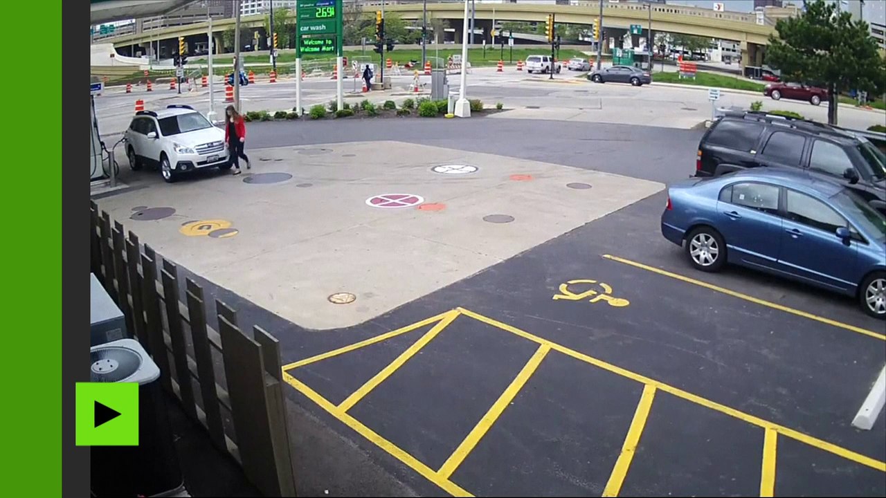 Etats-Unis : images insolites d'une jeune femme... qui ne se laisse pas voler sa voiture !