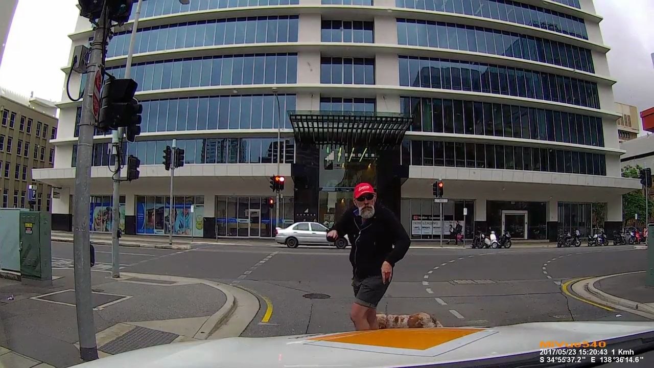 Un piéton rage contre un automobiliste et se fait calmer par le Karma (Australie)