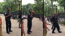 Un policier new-yorkais montre aux jeunes comment faire un lancer au basket