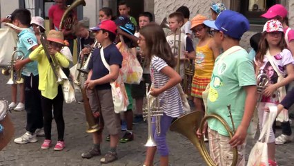 ECLATS de FANFARES - école de CANTELOUBE dans la rue