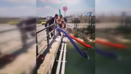 Çocukların Sulama Kanalındaki Tehlikeli Eğlencesi