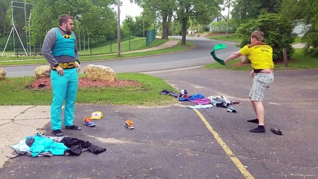 Quand tu enlèves tes fringues avant de te battre... LOL