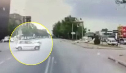 Kırmızı Işıkta Meydana Gelen Kaza Kamerada