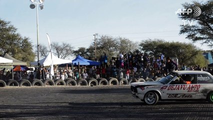Namibie: deux femmes présentent un spectacle de rodéo automobile