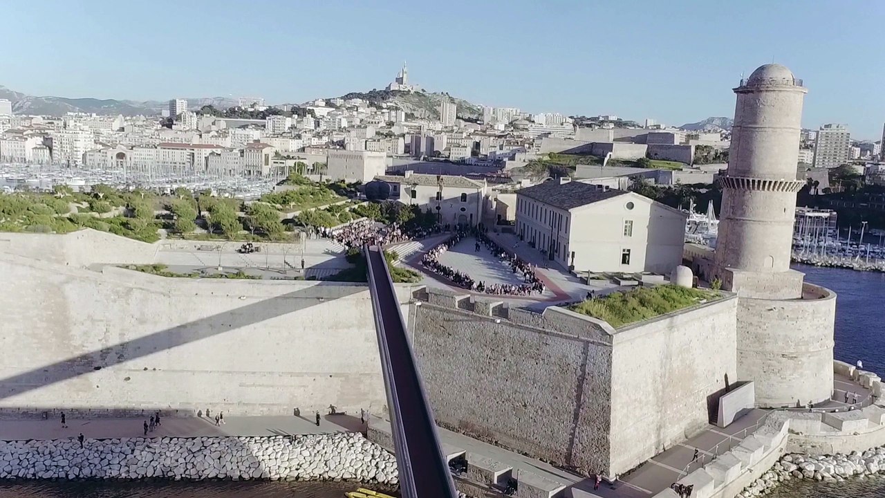 JACQUEMUS Défilé "Les Santons de Provence" Marseille 2017