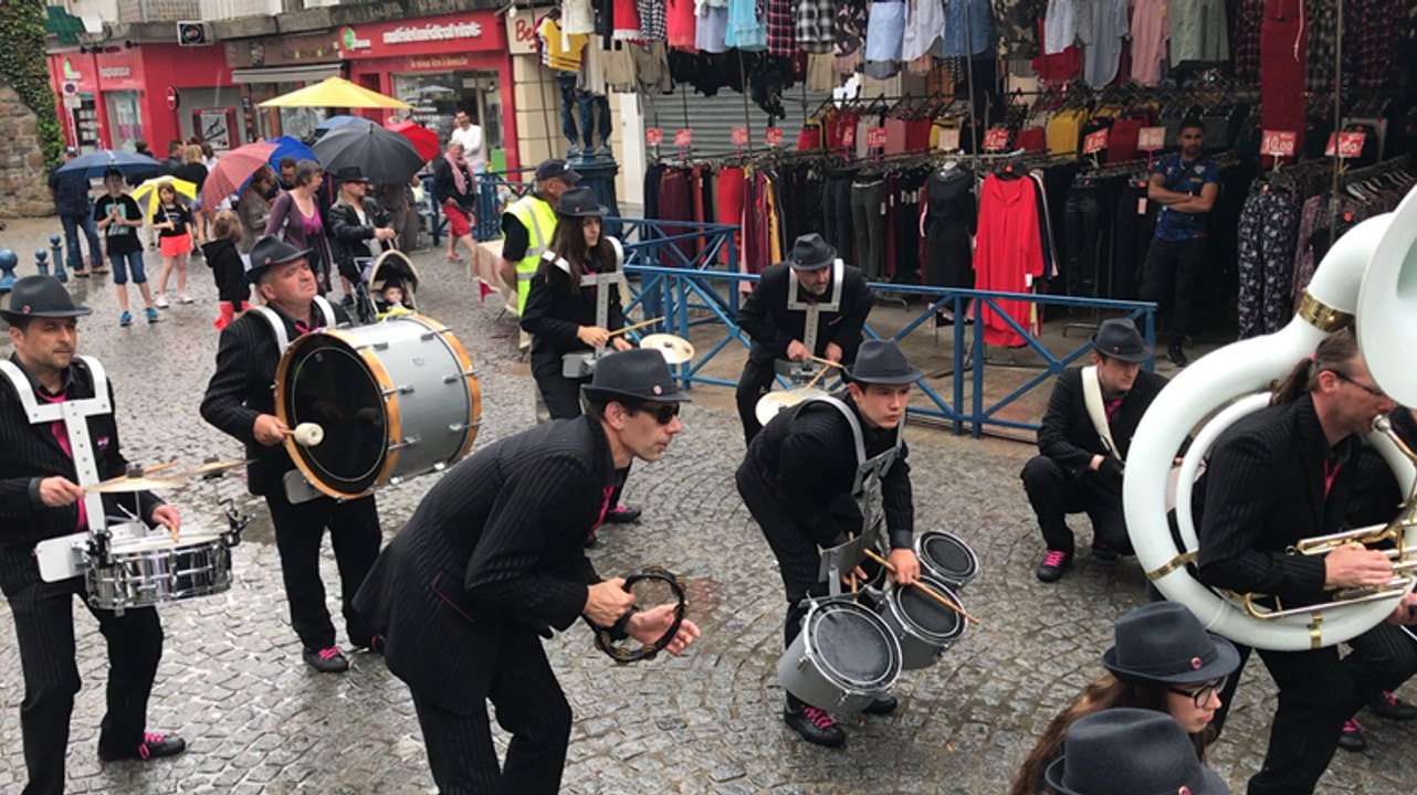 Foire des Rogations : la pluie s'est arrêtée,les spectacles de rue peuvent commencer 
