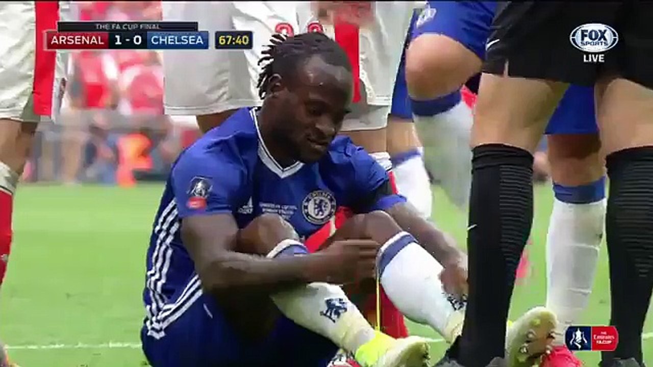 Moses tentou enganar o árbitro... mas acabou expulso