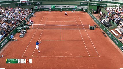 Roland-Garros 2017 : Magnifique retour de Quentin Halys pour le break dans le 4e set ! (3-6, 6-7, 7-6 2-3)