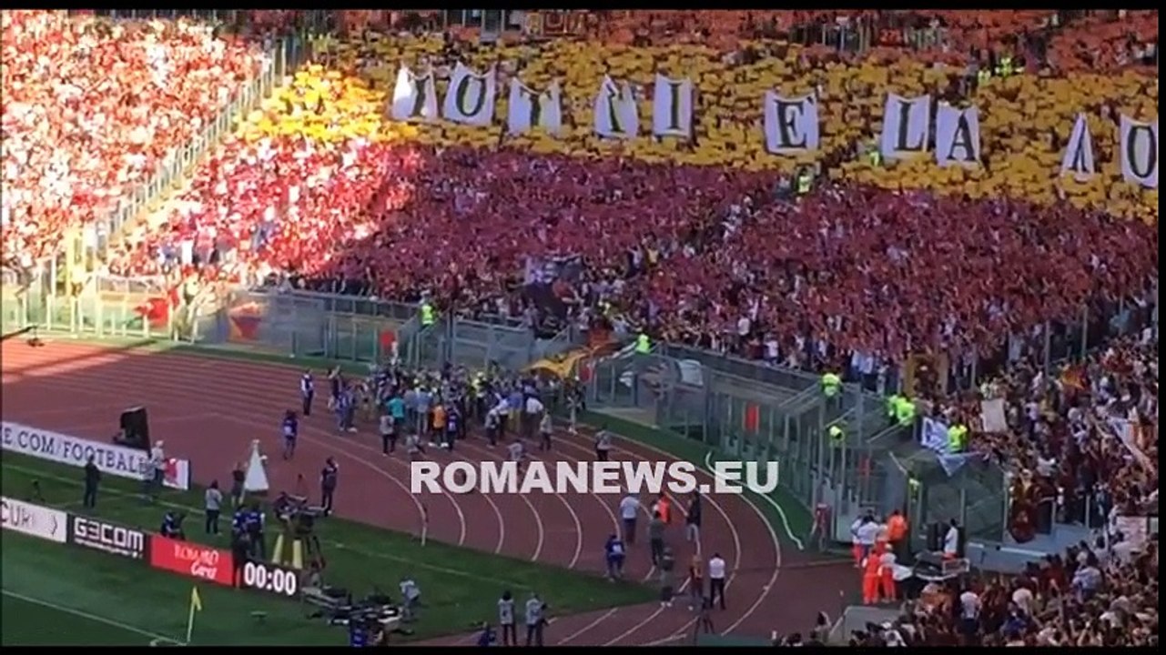 Totti riceve l'abbraccio della Sud prima del match