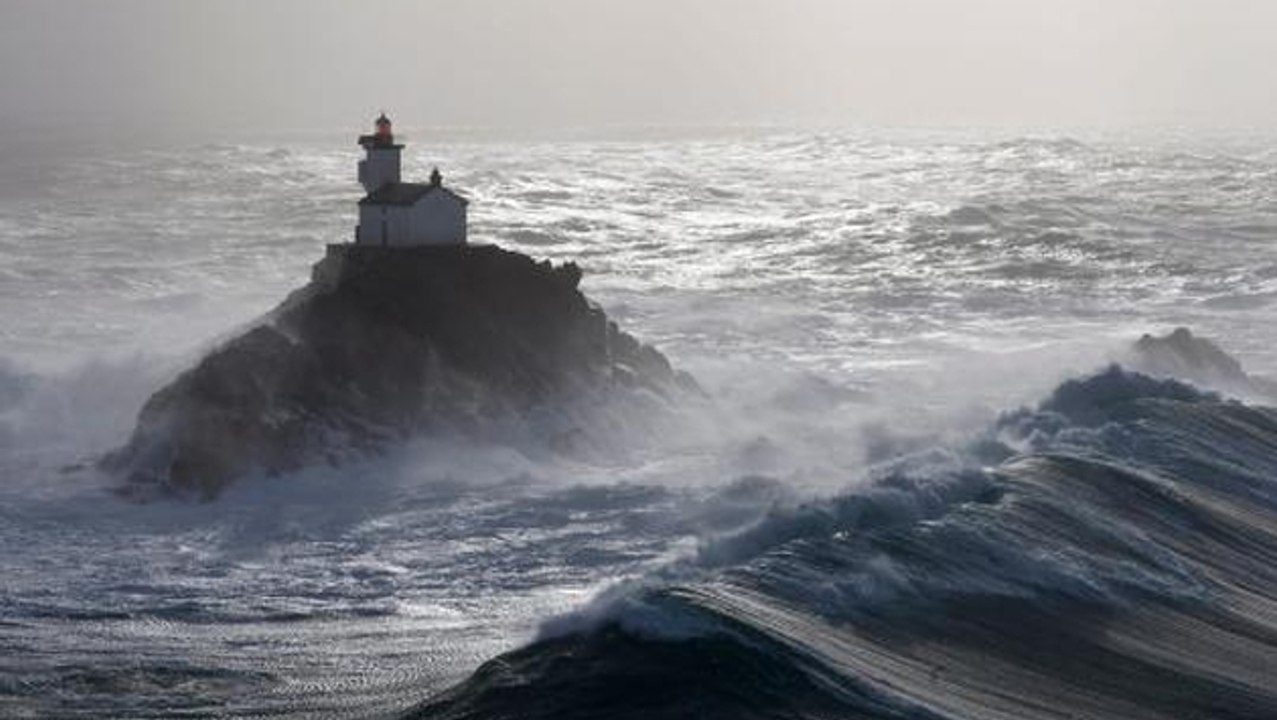 Man to Spend 60 Days ALONE in HAUNTED Lighthouse