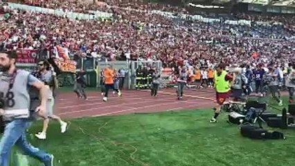 Francesco Totti ovationné par son public lors de l'échauffement