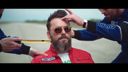En Hongrie,une pub incroyable où un homme se rase la barbe avec une voiture de Rally