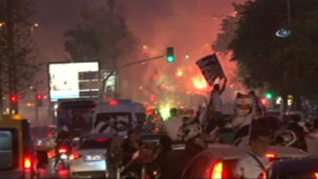 Beşiktaş Çarşı'da Şampiyonluk Coşkusu