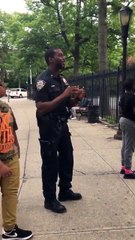 Un policier réussit un super lancer au basket (New York)