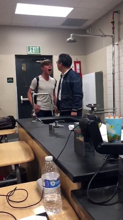 Un élève pète un plomb contre son prof (Californie)